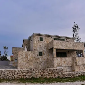 Apartament Sana, Vir